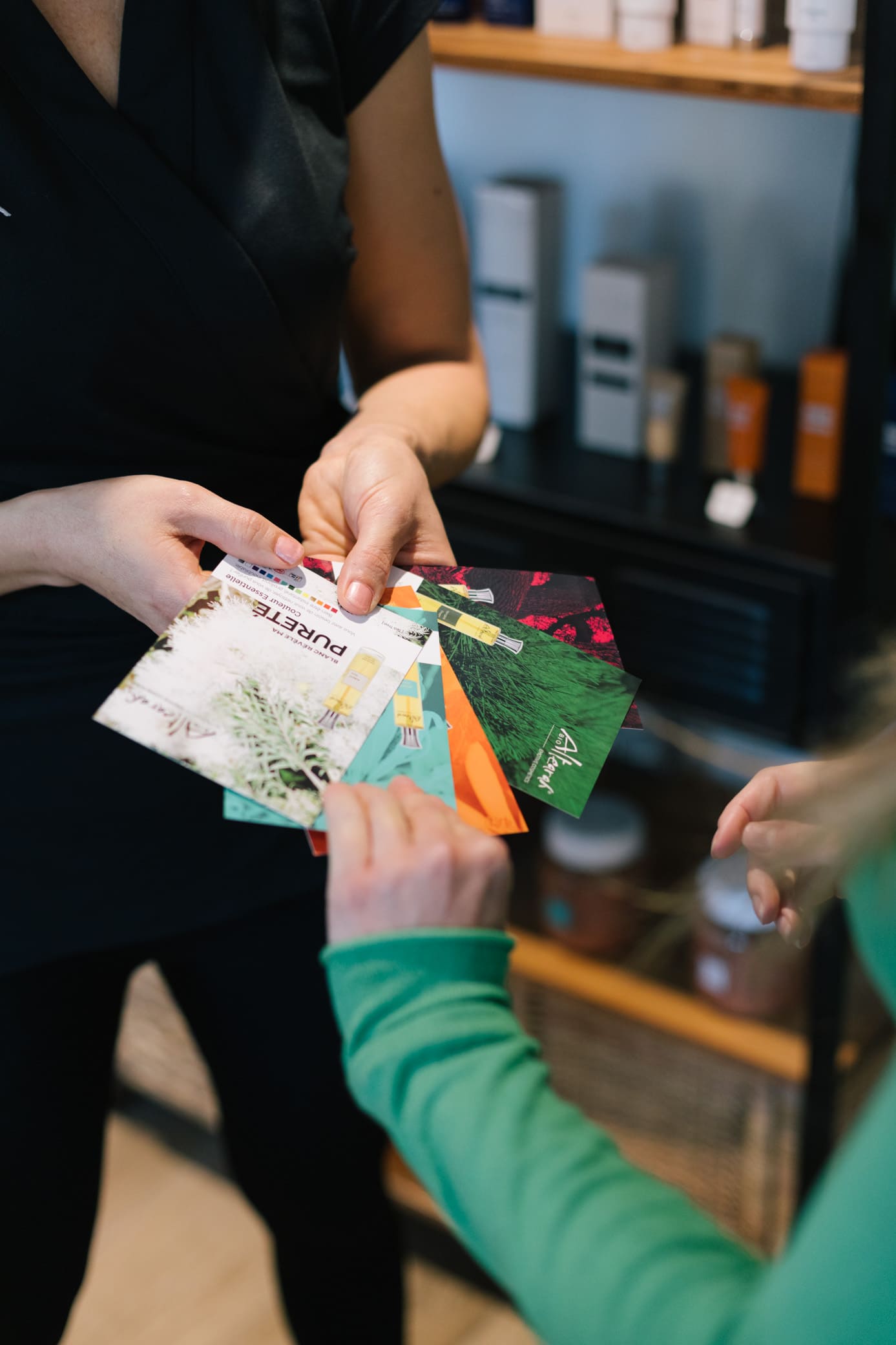 Cartes de couleurs Altearah présentées à une cliente